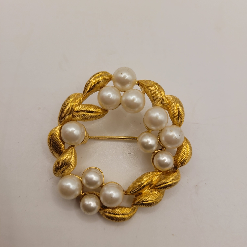 Faux Pearl Vintage Gold-Tone Wreath Brooch Pin
